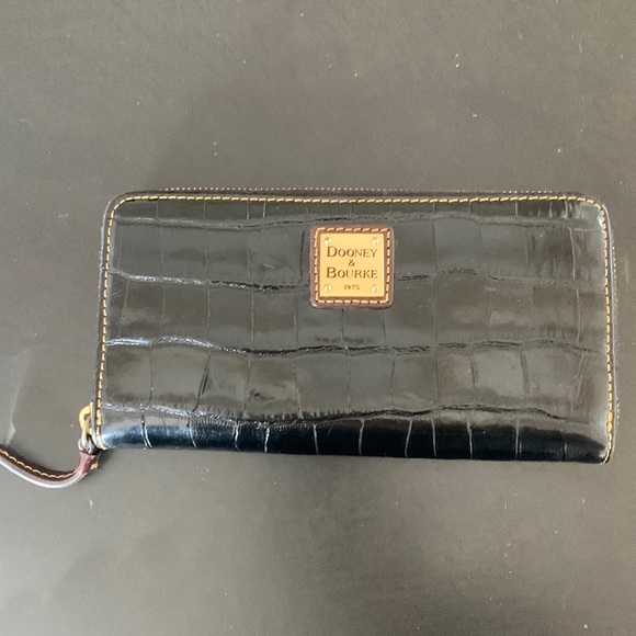 Dooney & Bourke zipper wallet - Picture 2 of 6